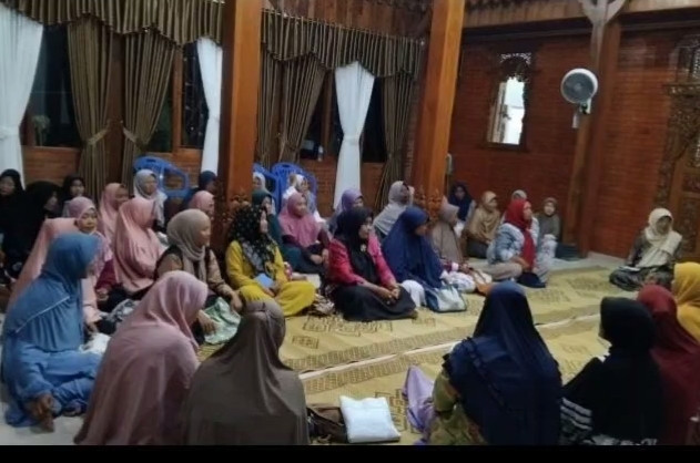 Yasinan rutin malam Jumat ( ngalian )