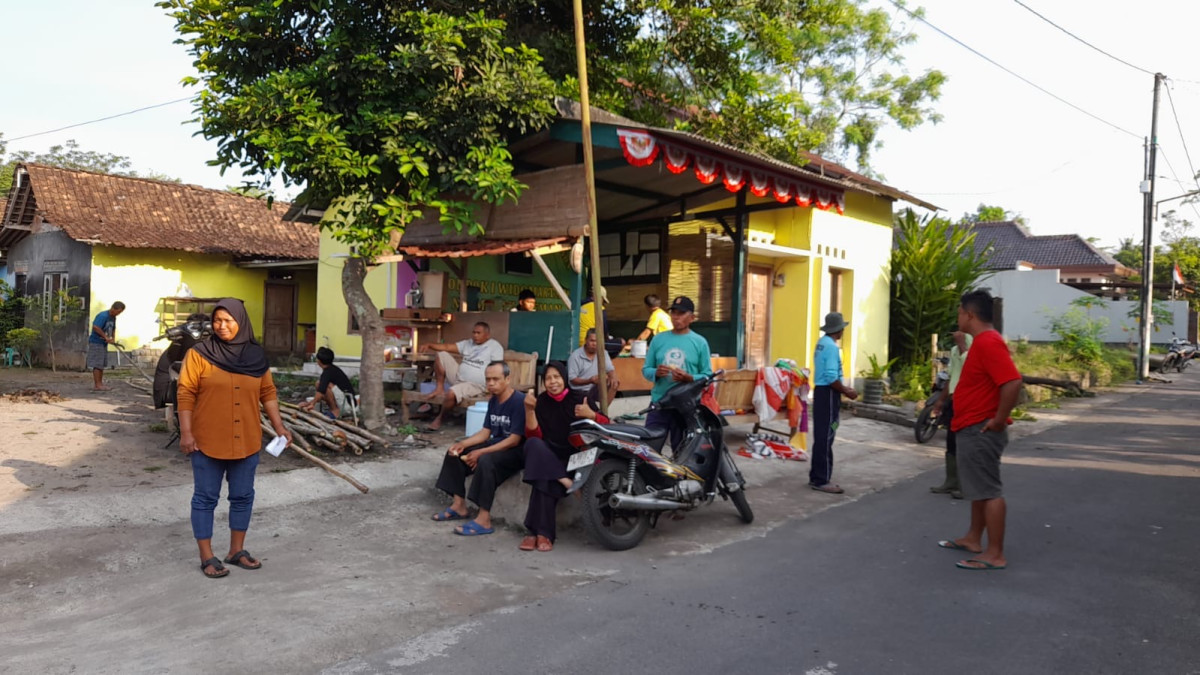 Gotong royong warga RT 01 Pondok 1