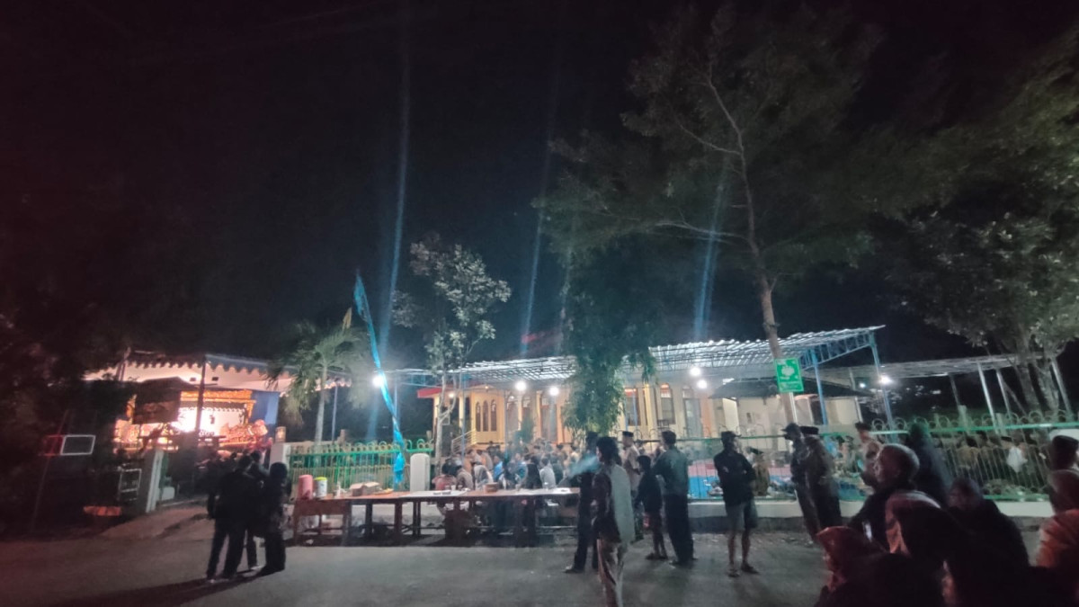 Pertunjukan wayang kulit dalam rangka pembubaran panitia saparan Pondok 1