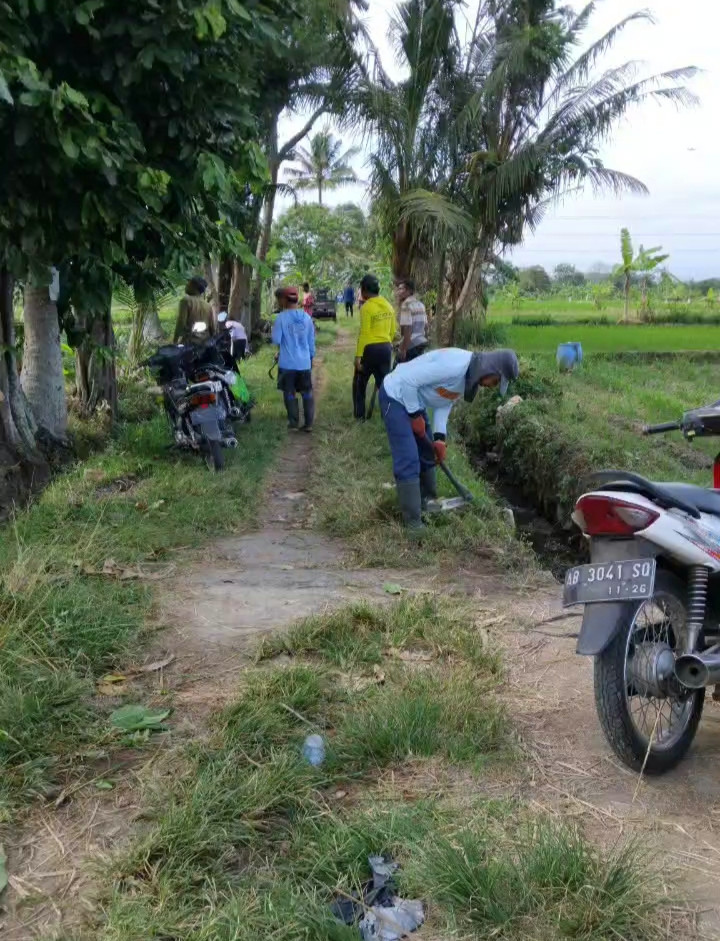 Kerja bakti saluran air ( ngalian )