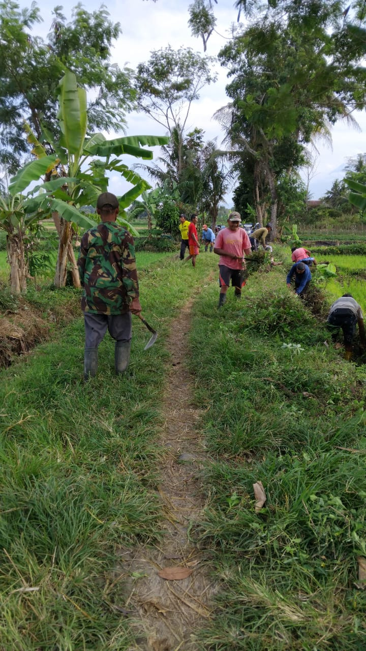 Gotong royong di Timur kampung ( ngalian )