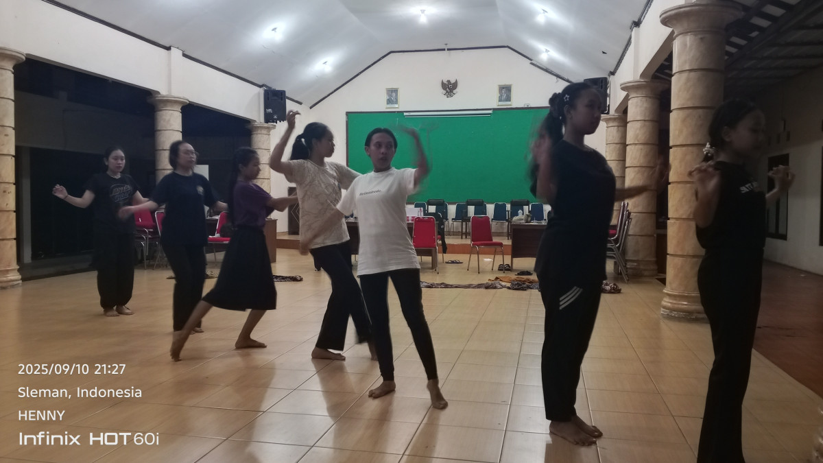 Latihan menari untuk pentas seni Selasa wagen di titik nol km(Dalem)