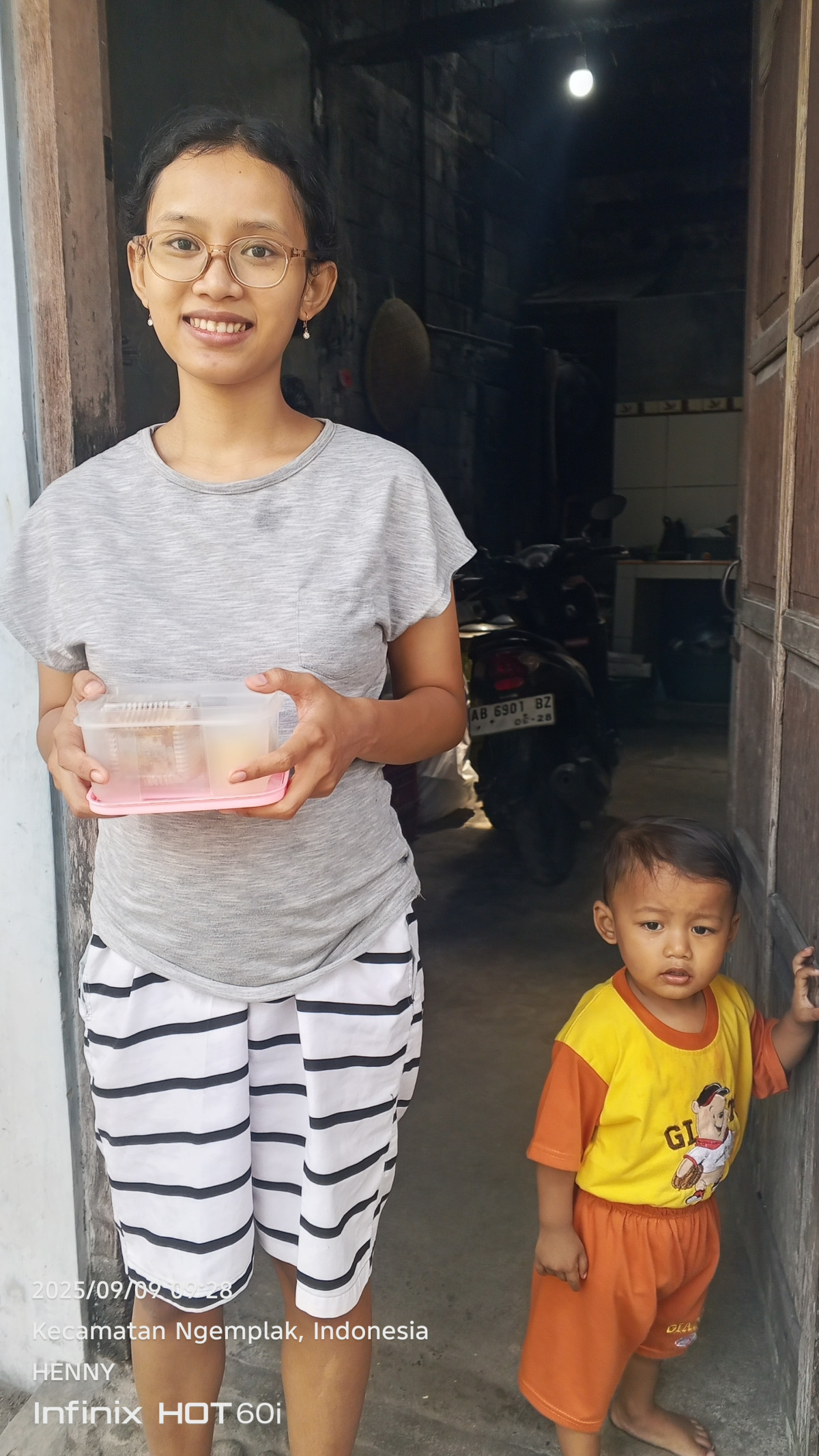 Distribusi PMT lokal ibu hamil KEK di Dalem