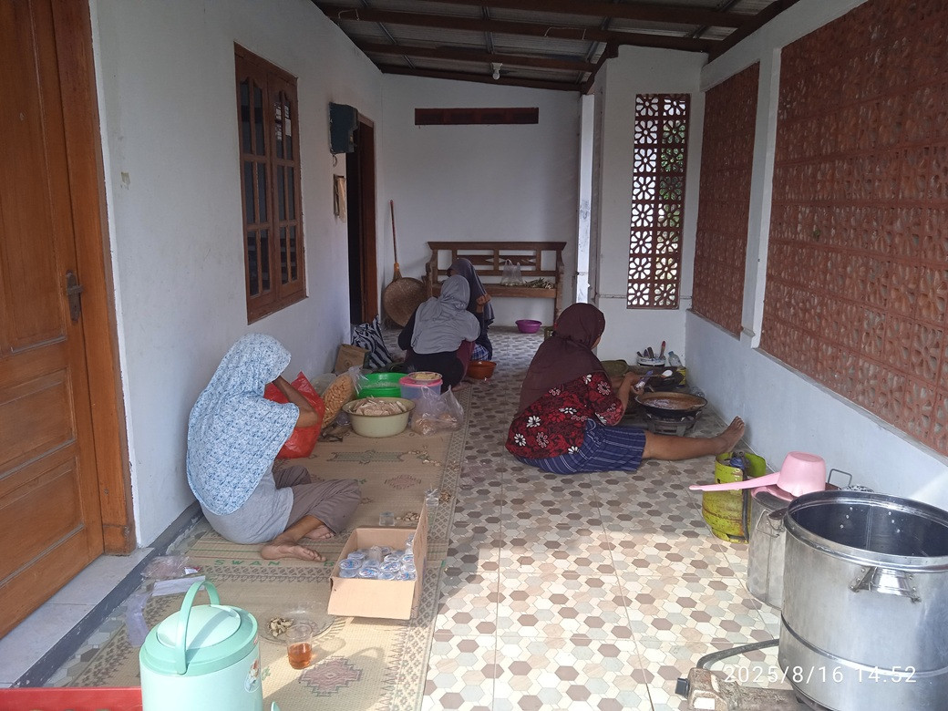 persiapan konsumsi oleh ibu-ibu