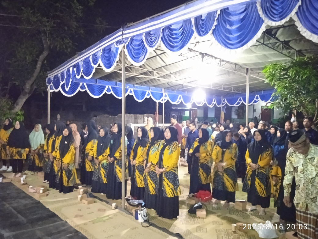 warga menyanyikan lagu indonesia raya