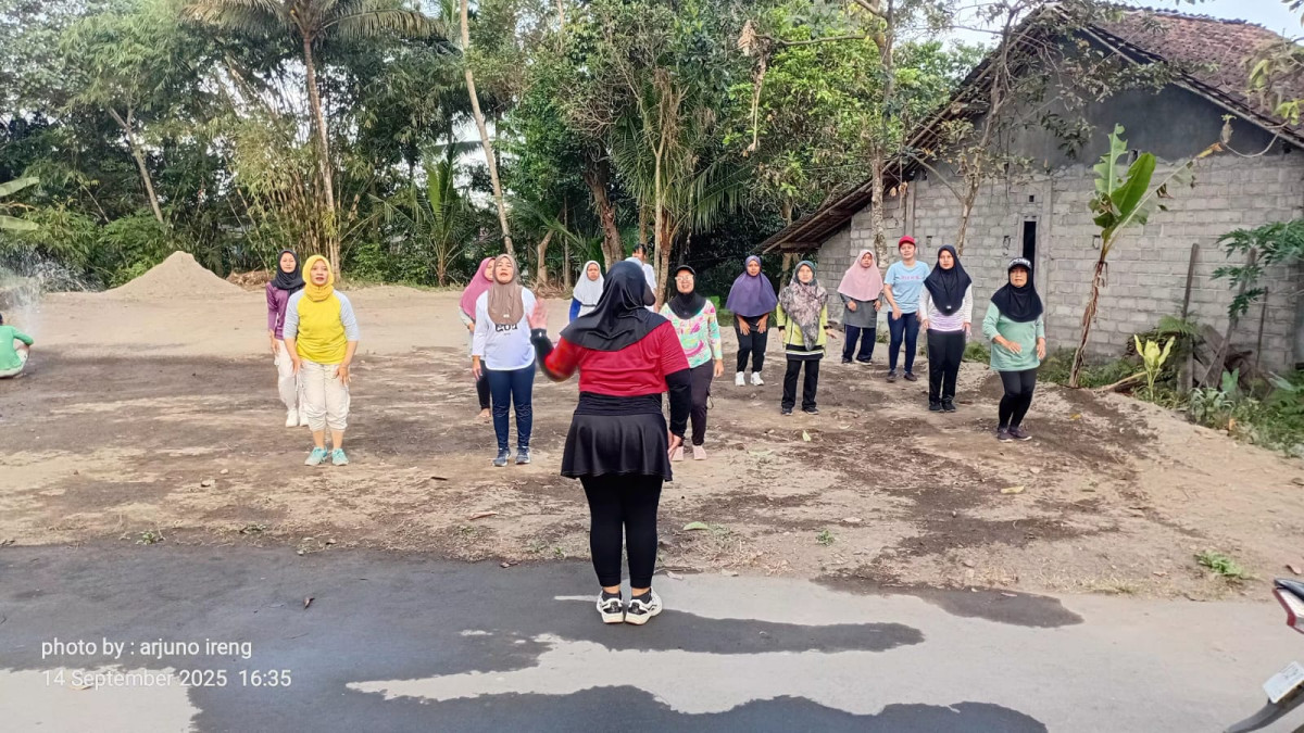 Instruktur senam di kebur lor(Dalem)