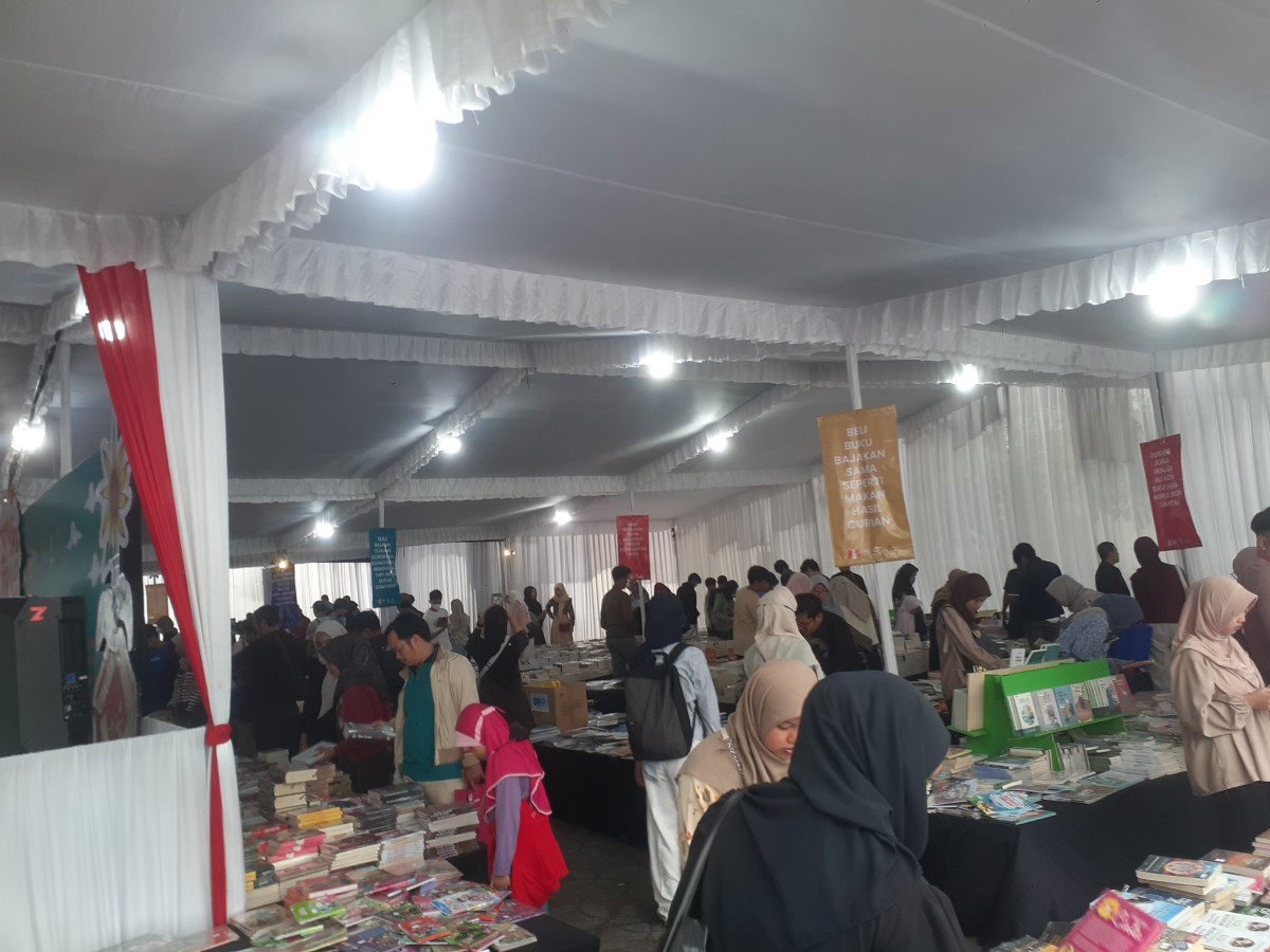 Mengunjungi Bazaar Buku Di Acara Festival Literasi Jogja 2025 ( Pondok 2)