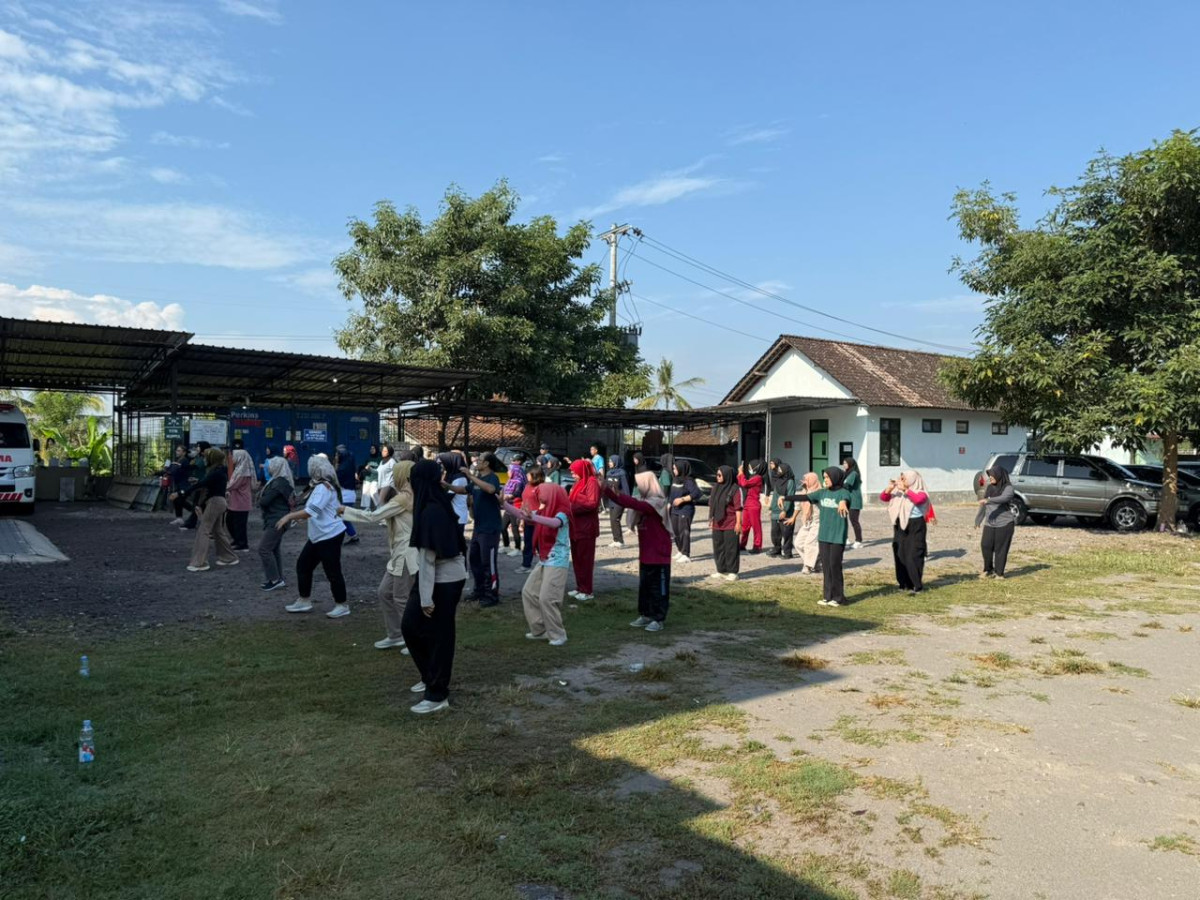 Senam sehat dihalaman rsu mitra paramedika kemasan