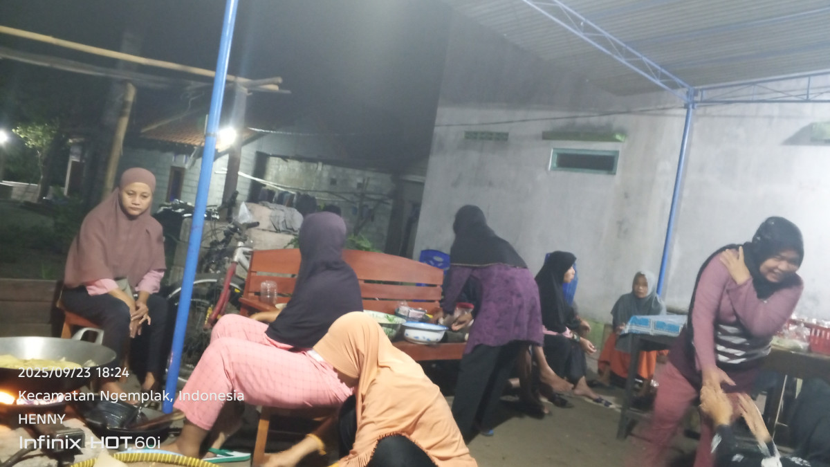 Gotong royong memasak untuk Tahlilan orang meninggal Dalem