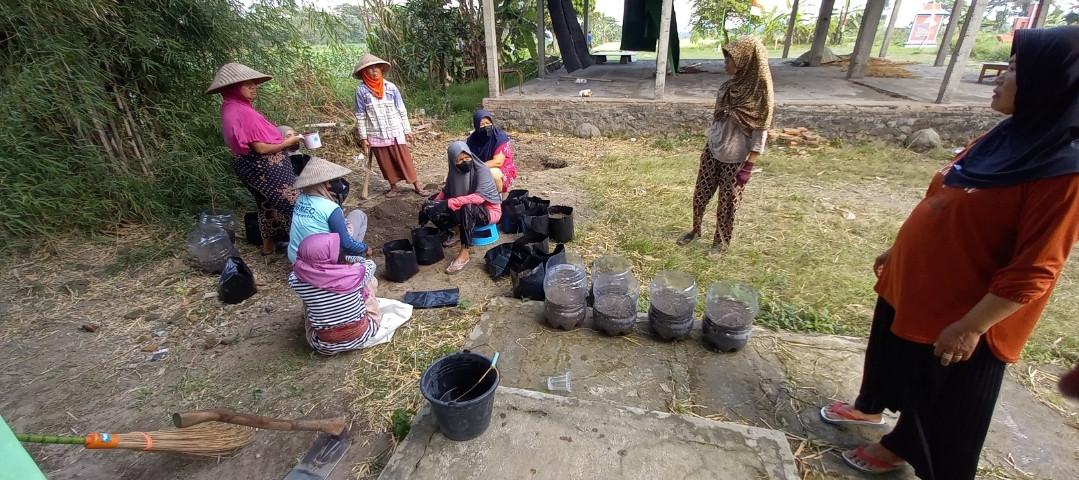 Kerjabakti KWT Mekar Lestari dusun Kwadungan