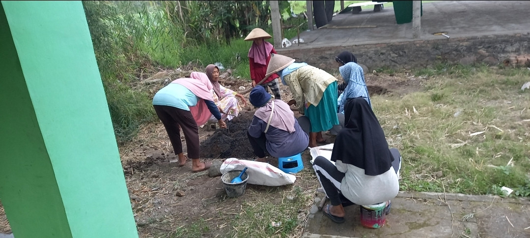 Membuat dan menyiapkan media tanam KWT Kwadungan