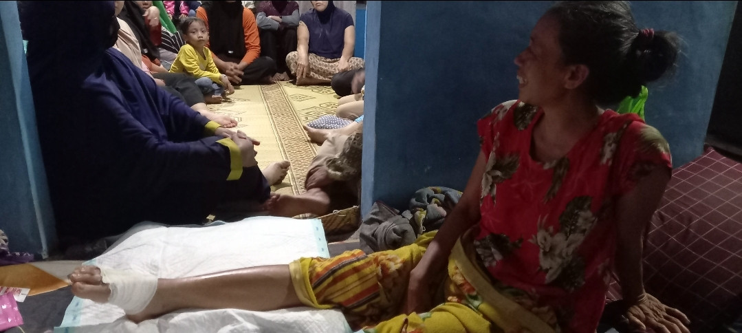 Menjenguk saudara yang sakit di dusun Kwadungan