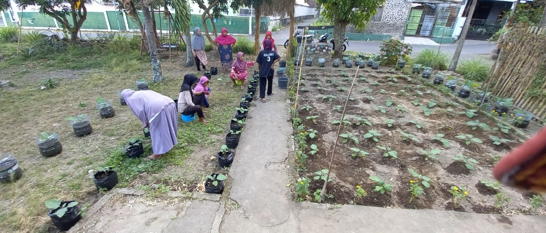 Kerjabakti ibu-ibu KWT Mekar Lestari Kwadungan