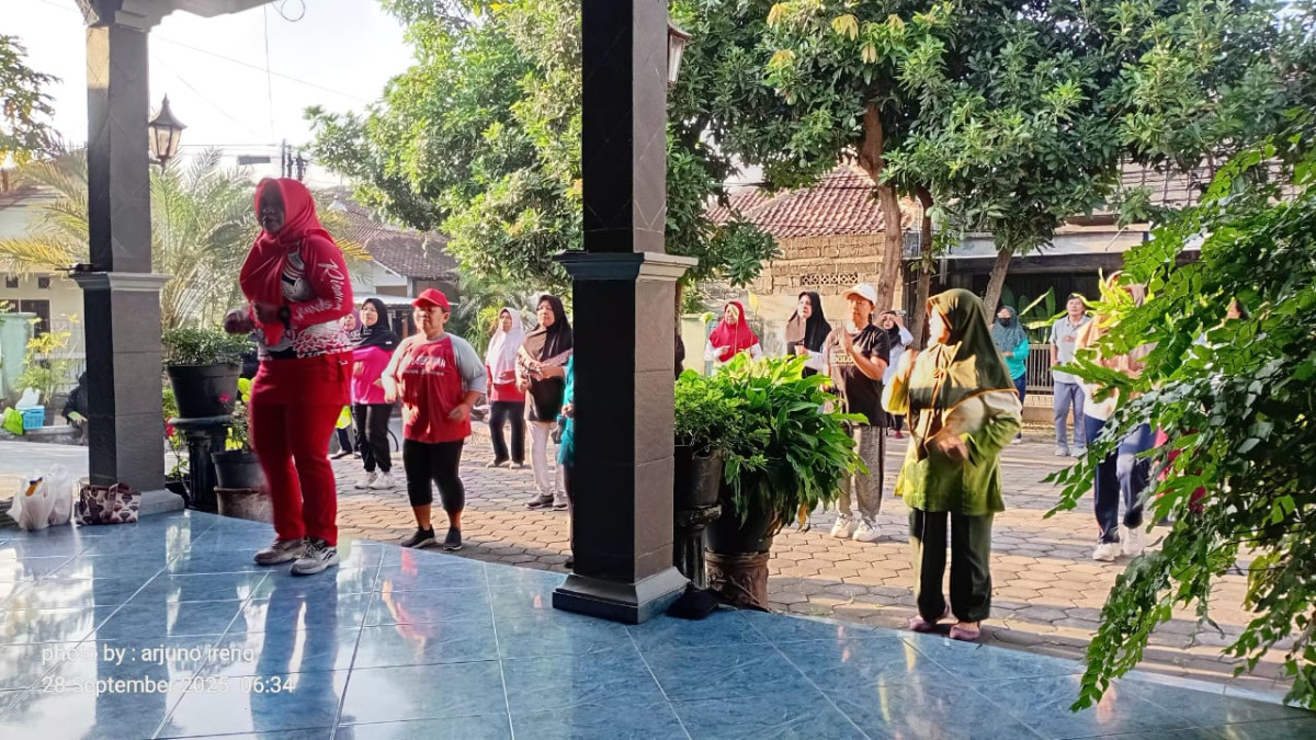 Instruktur senam di dusun Sorogenen 2 Kalasan (Dalem)