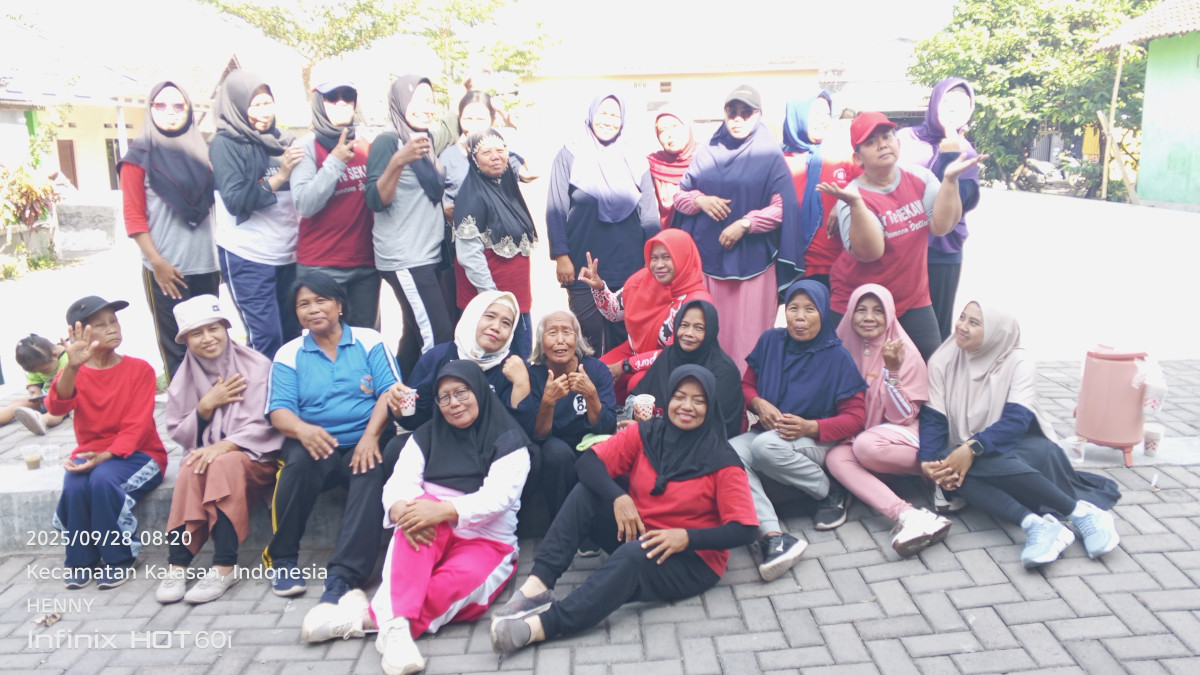 Instruktur senam di dusun Juwangen kalasan