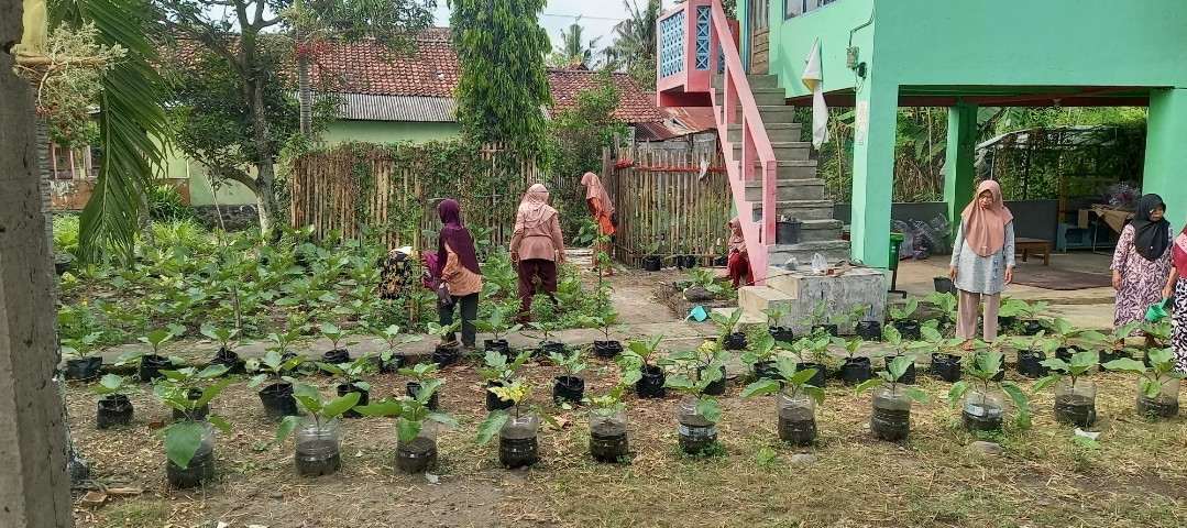Kerjabakti ibu-ibu KWT Mekar Lestari Kwadungan