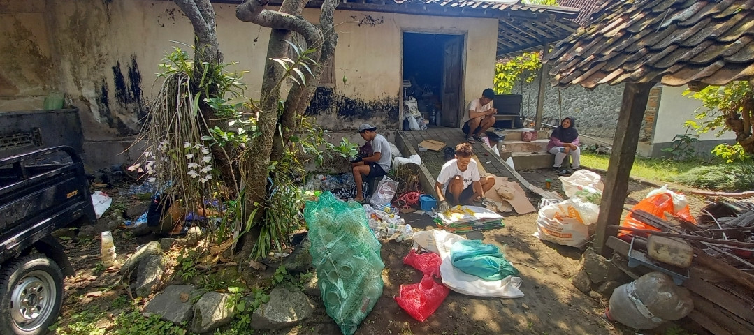 Operasional bank sampah  di dusun Kwadungan