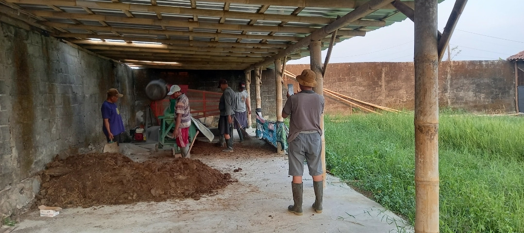 Penggilingan kohe kambing oleh anggota kelompok tani di dusun Kwadungan