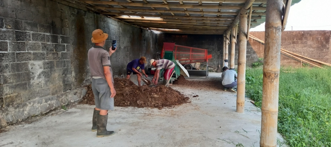 Penggilingan kohe kambing di dusun Kwadungan