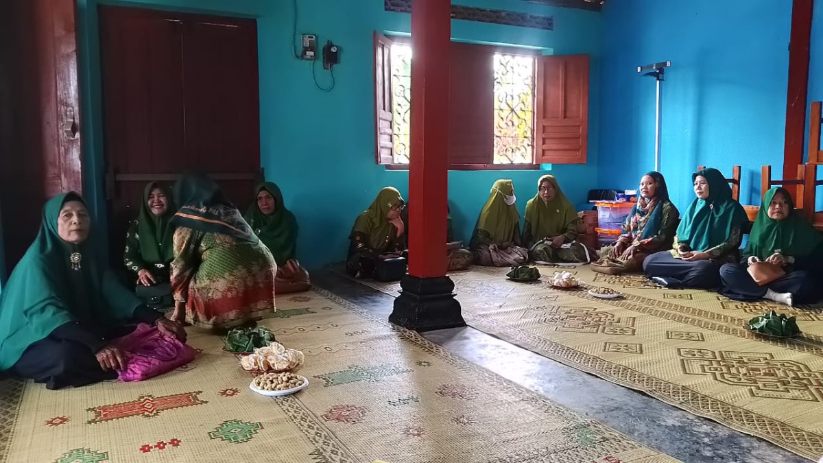 Kader pucangan menghadiri pertemuan Muslimat