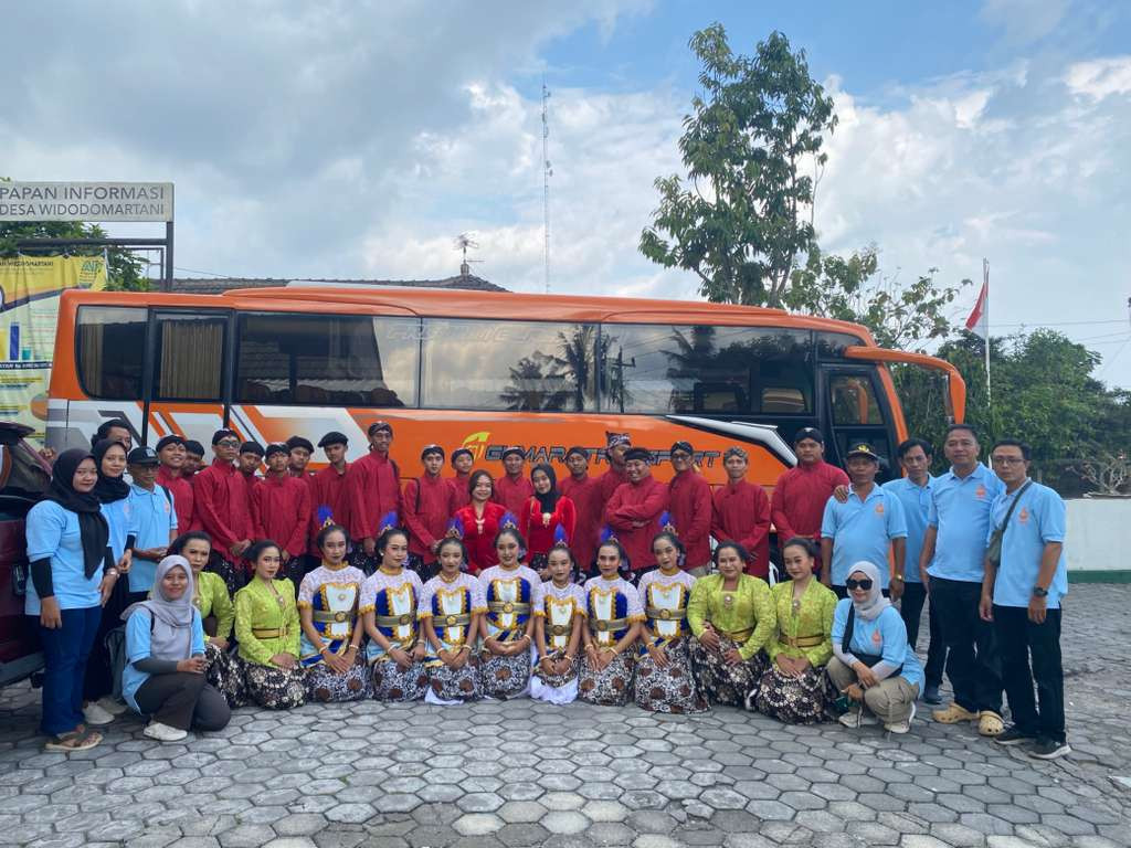 Foto Bersama Usai kegiatan Pementasan seloso Wagen Desa Budaya Kalurahan Widodomartani