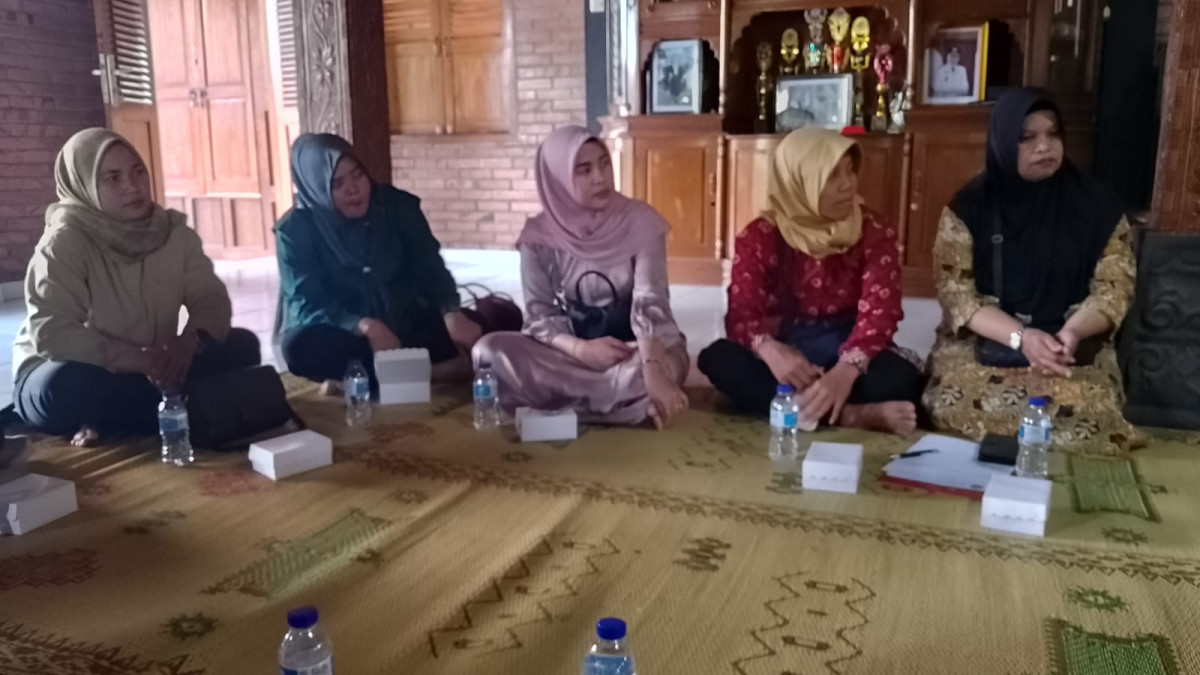 rapat pengurus kader posyandu ( karang )