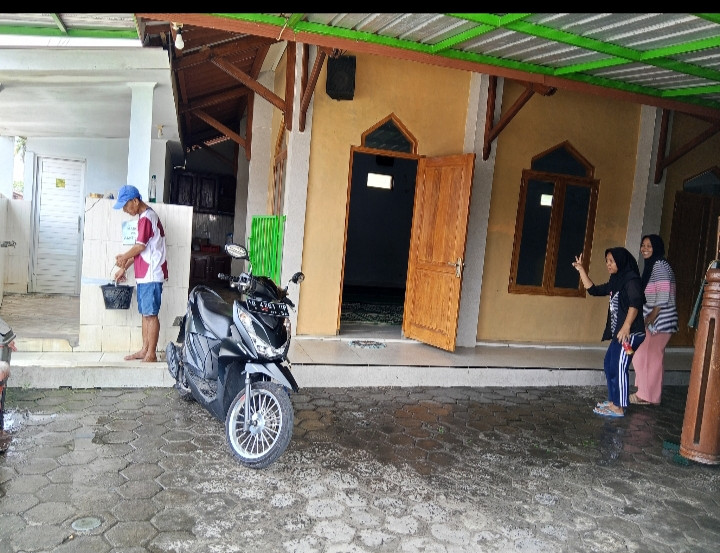 Membersihkan masjid dusun jimat