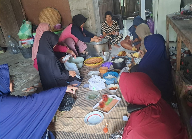 Memasak bersama ibu" RT 03 Dusun Karanganyar