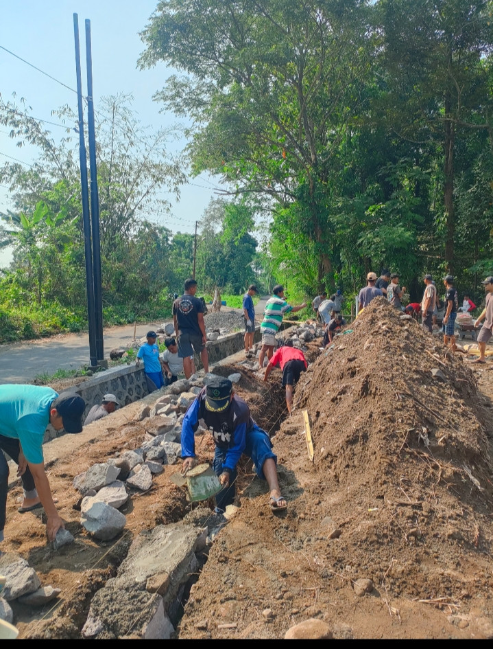 Kerja bakti pembuatan talud dan pondasi makam ( Karanganyar)