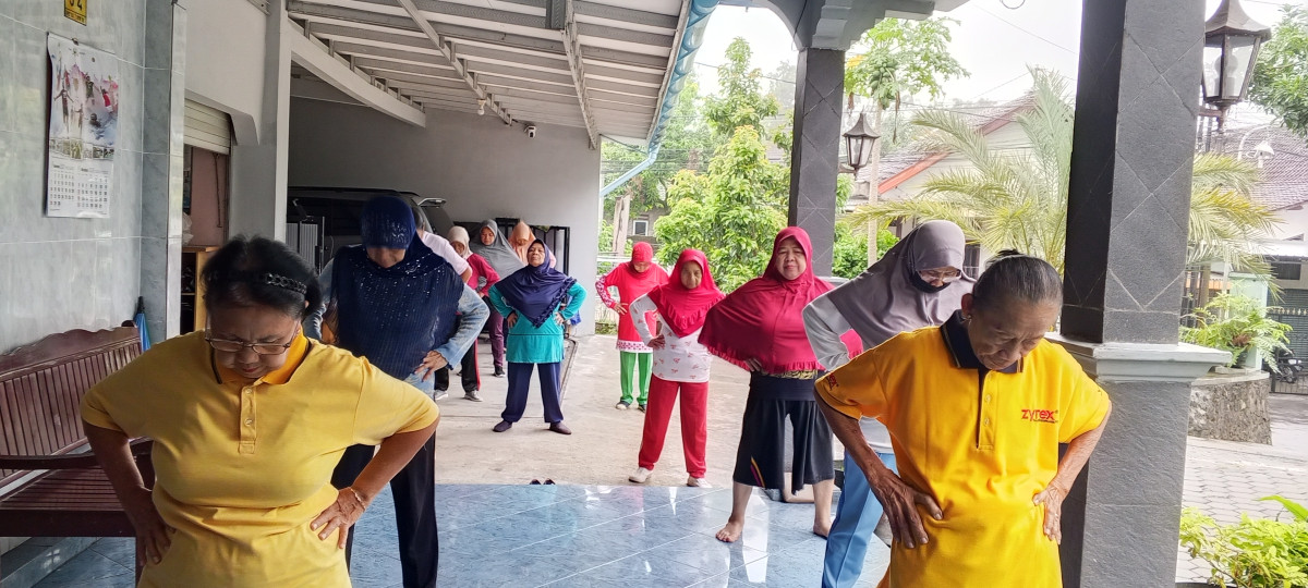 Instruktur senam lansia di Sorogenen 2 (Dalem)
