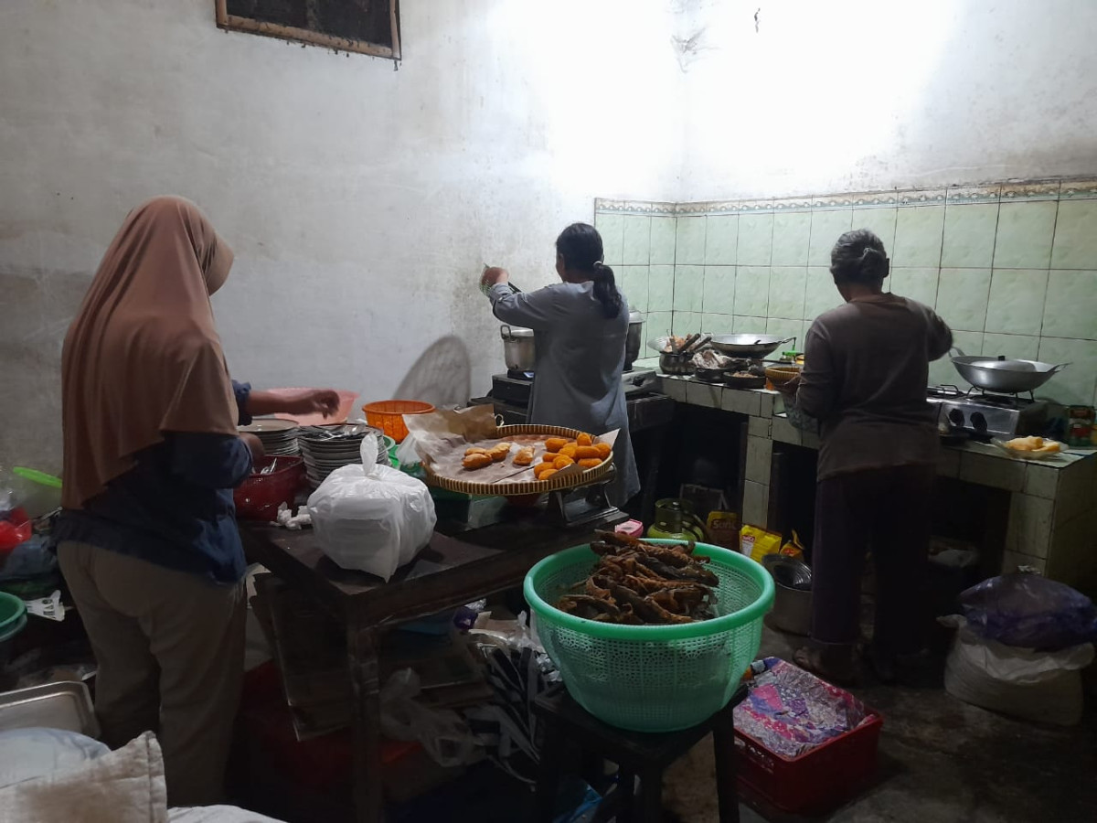 Memasak bersama untuk konsumsi kerja bakti warga Karanganyar
