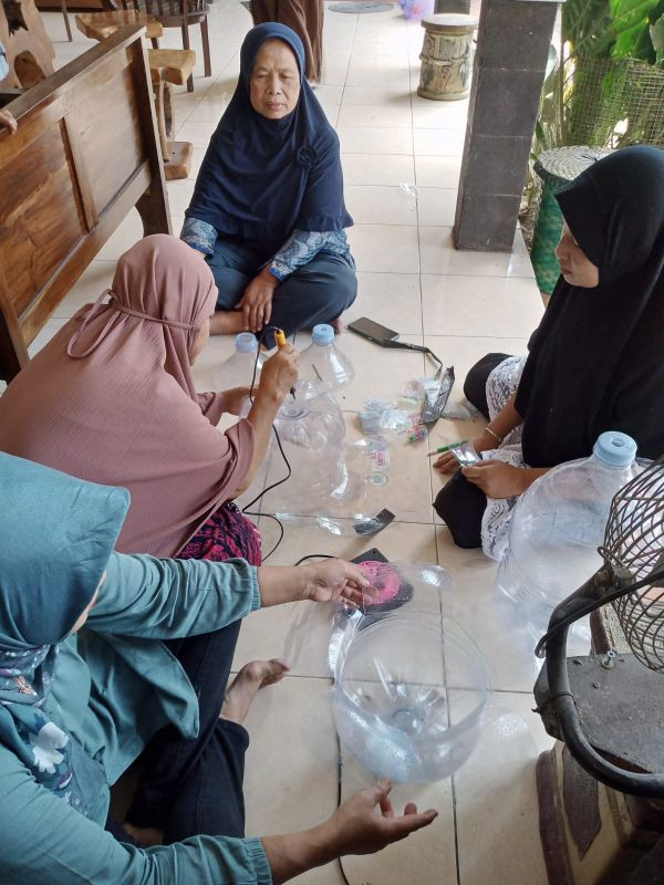 Pembuatan wadah tanaman dari galon/botol bekas oleh ibu-ibu dawis 1 dusun jangkang