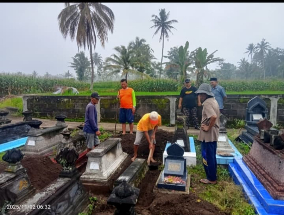 Gotong royong oleh bapak-bapak Kalijeruk 1