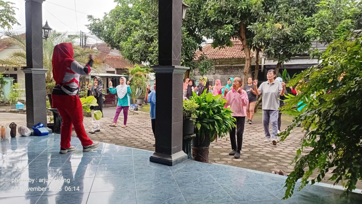 Instruktur senam lansia (Dalem)