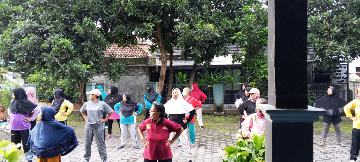 Instruktur senam lansia (Dalem)