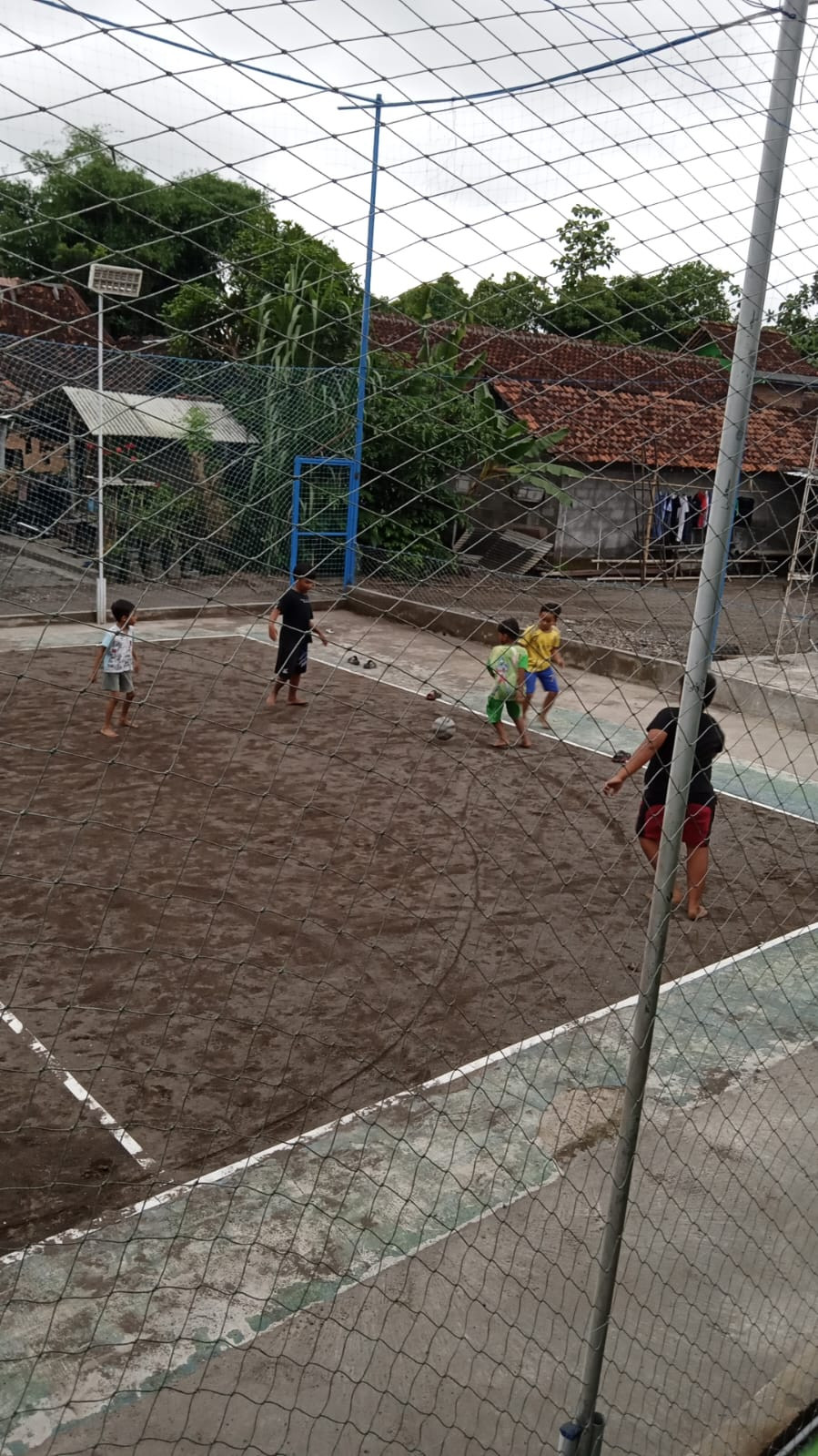 Bermain sepak bola dusun jimat