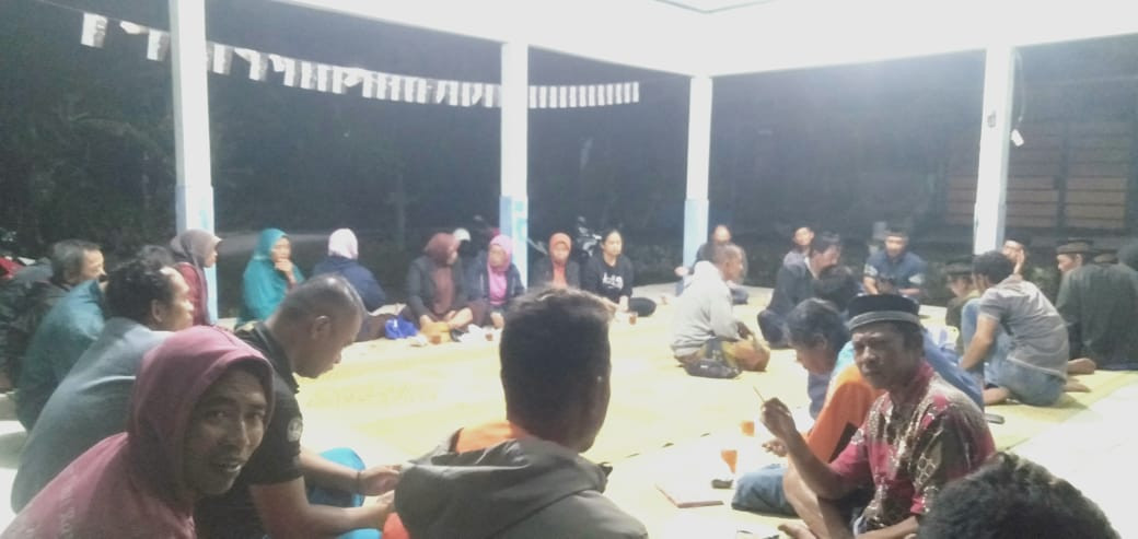 Pertemuan malam  Minggu Legi Bapak -bapak dan ibu-ibu Wonontoro Blambangan.