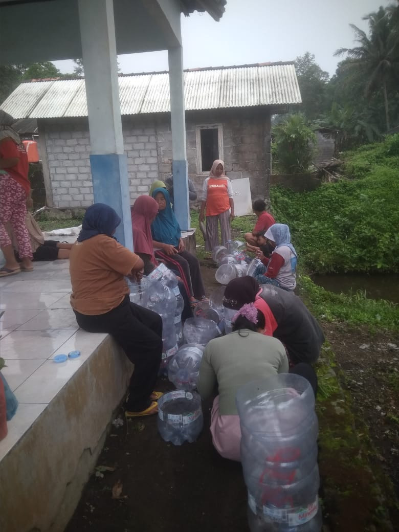 Gotong royong  pembuatan apotek hidup ibu-ibu PKK Wonontoro Blambangan,Widodomartani,Ngemplak,Sleman