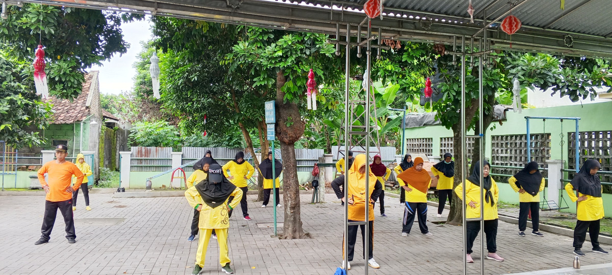 Instruktur senam lansia (Dalem)
