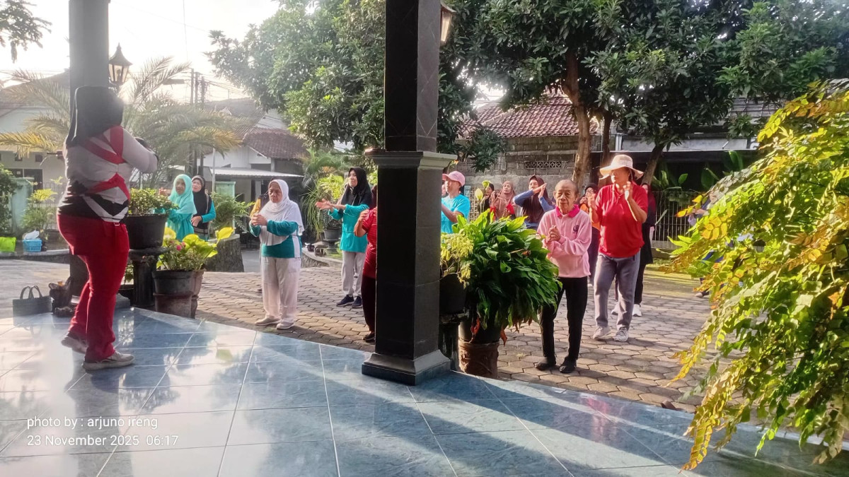 Instruktur senam lansia (Dalem)