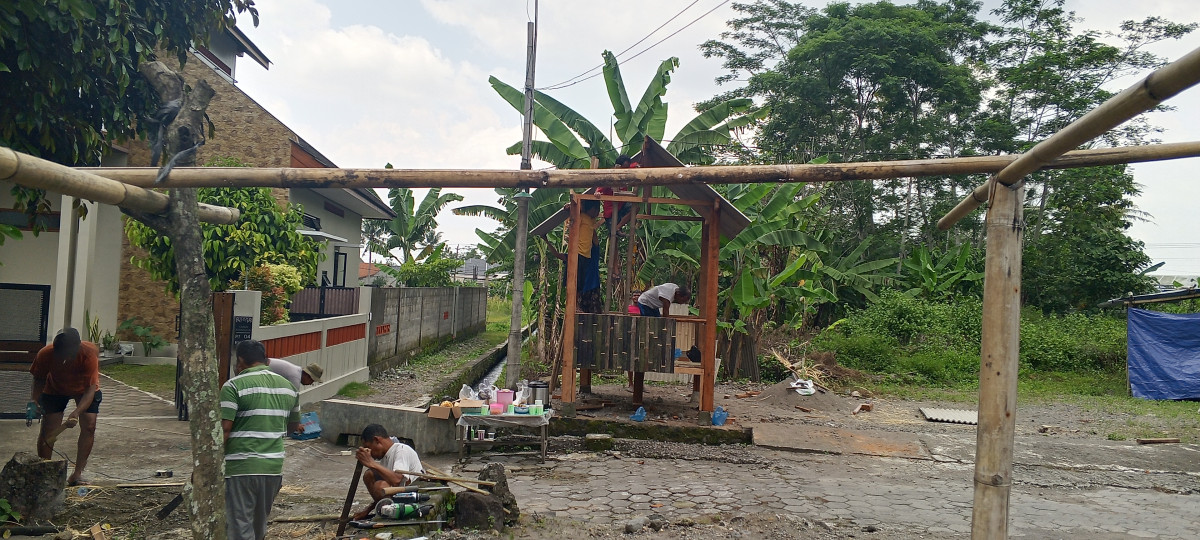 Gotong royong pembuatan pos ronda RT 04 RW 11 Dalem