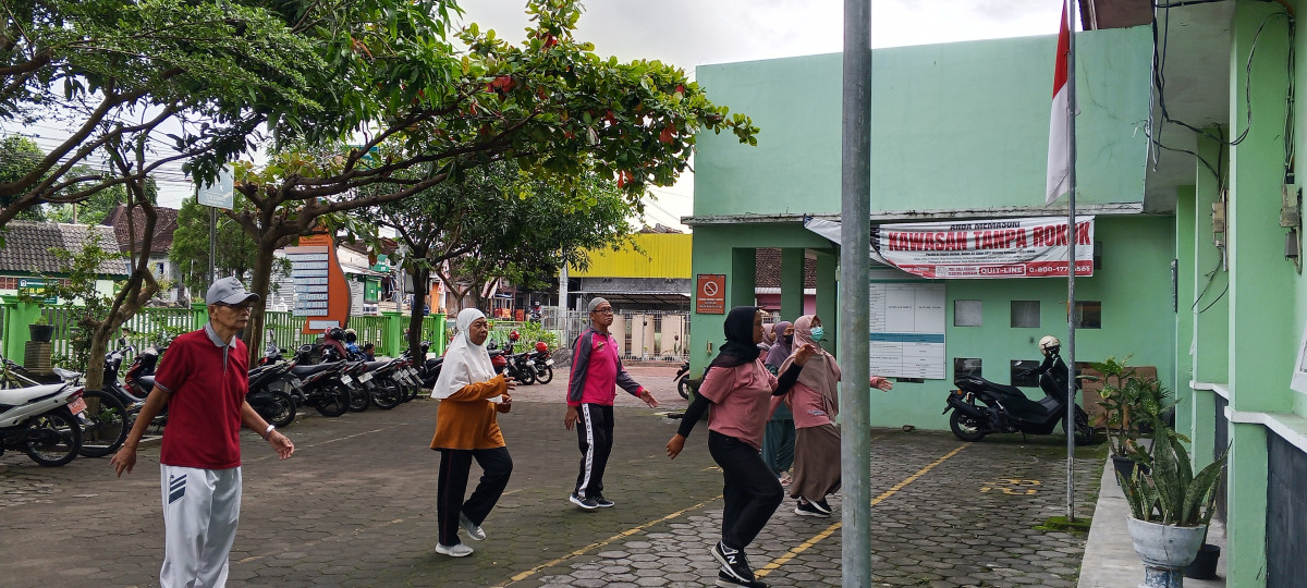 Instruktur senam lansia (Dalem)