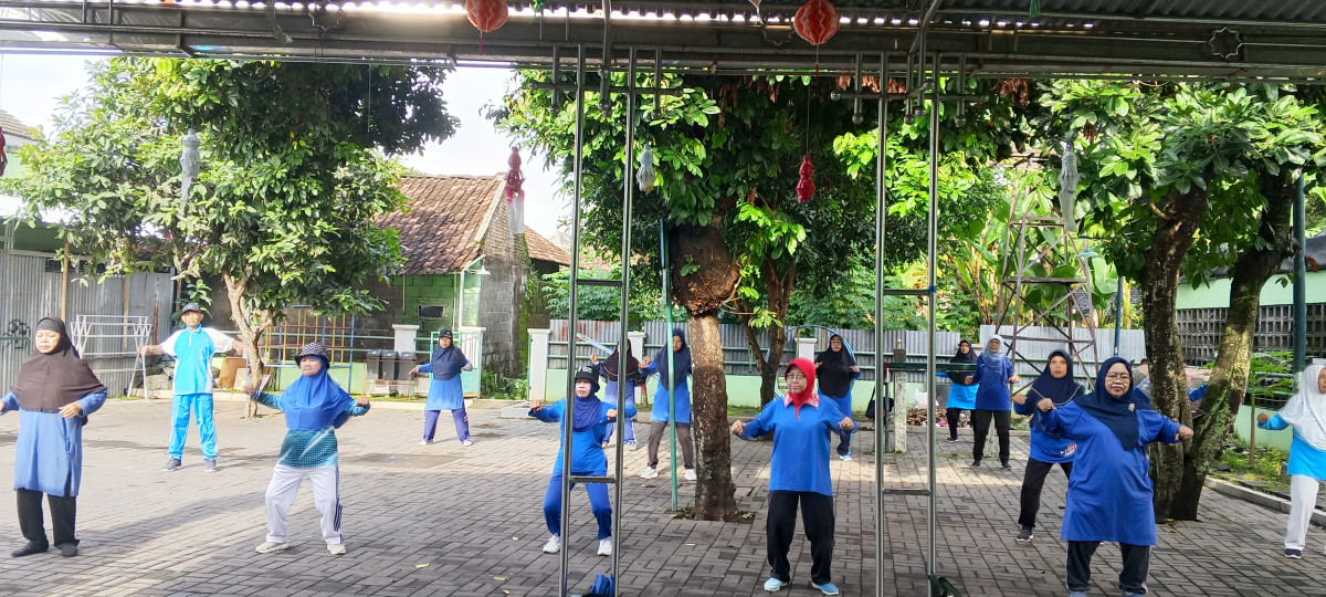 Instruktur senam lansia (Dalem)