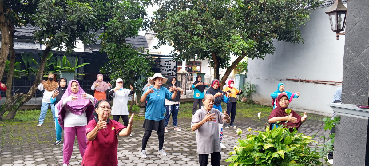 Instruktur senam lansia (Dalem)