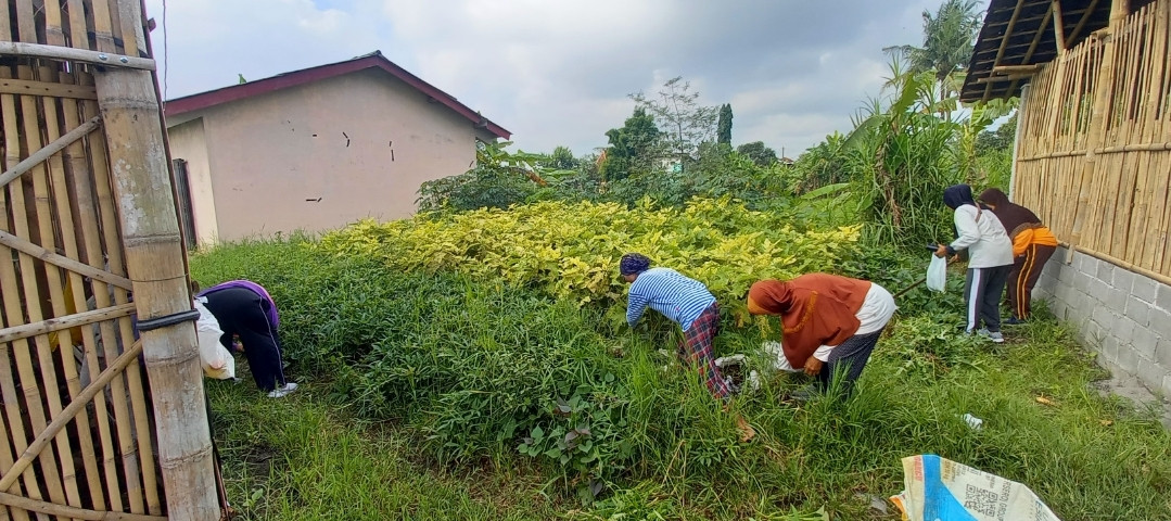Kerjabakti KWT Mekar Lestari dusun Kwadungan