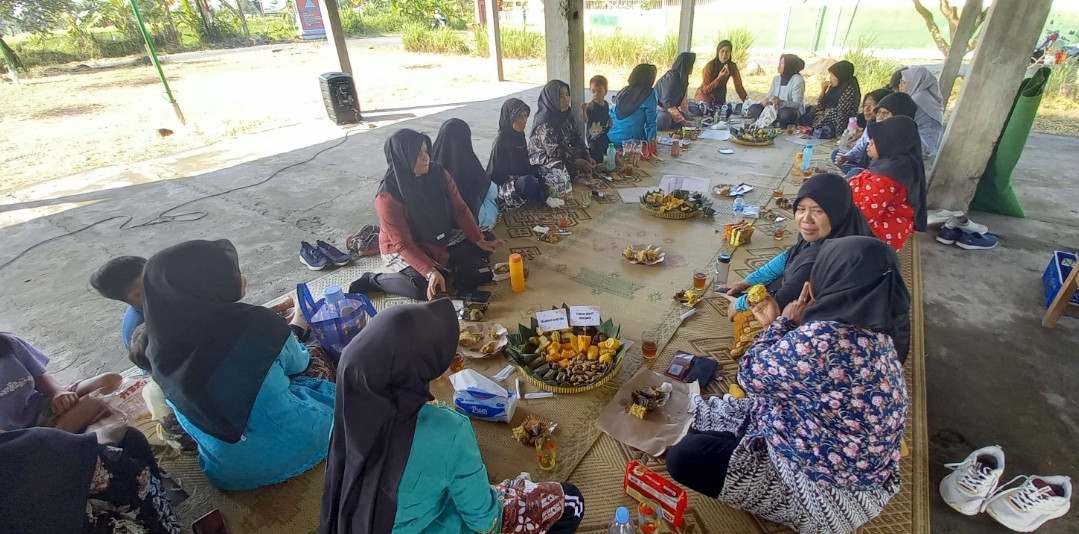 Sarasehan, berbincang dan ramah tamah setelah senam di dusun Kwadungan