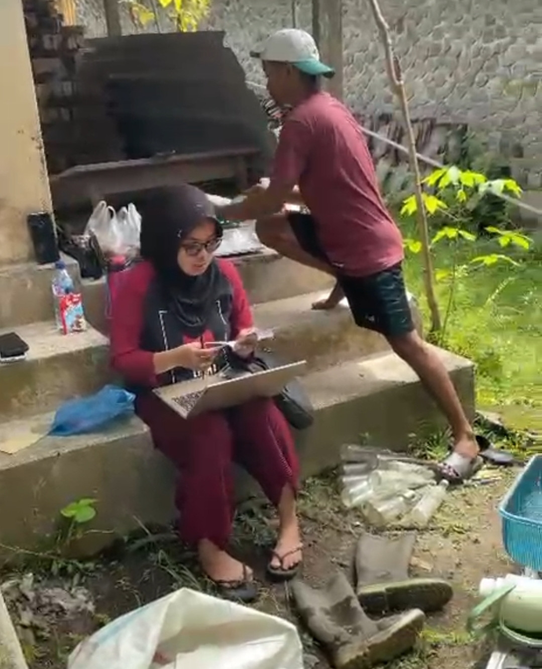 Pemilahan sannpah di Bank Sampah Kwadungan