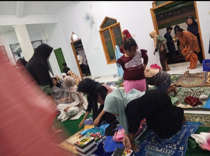 Sholat magrib berjamaah (jimat)