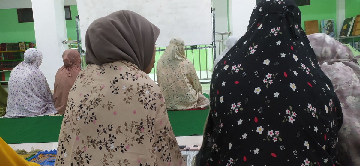 Tarawih berjamaah di masjid Baitunnur (Kalijeruk 2)
