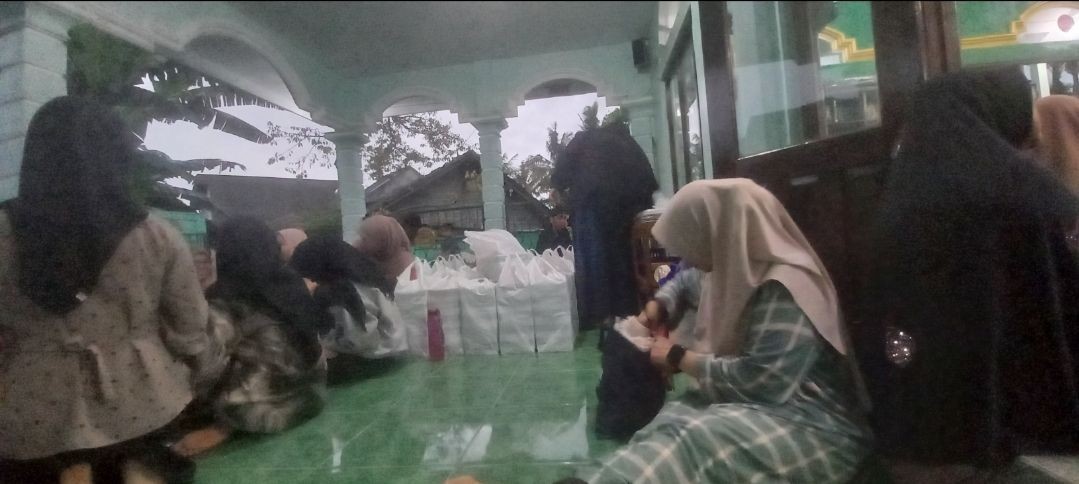 Pengajian menjelang buka puasa di dusun Kwadungan